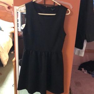 Forever 21 size large black dress zips in back